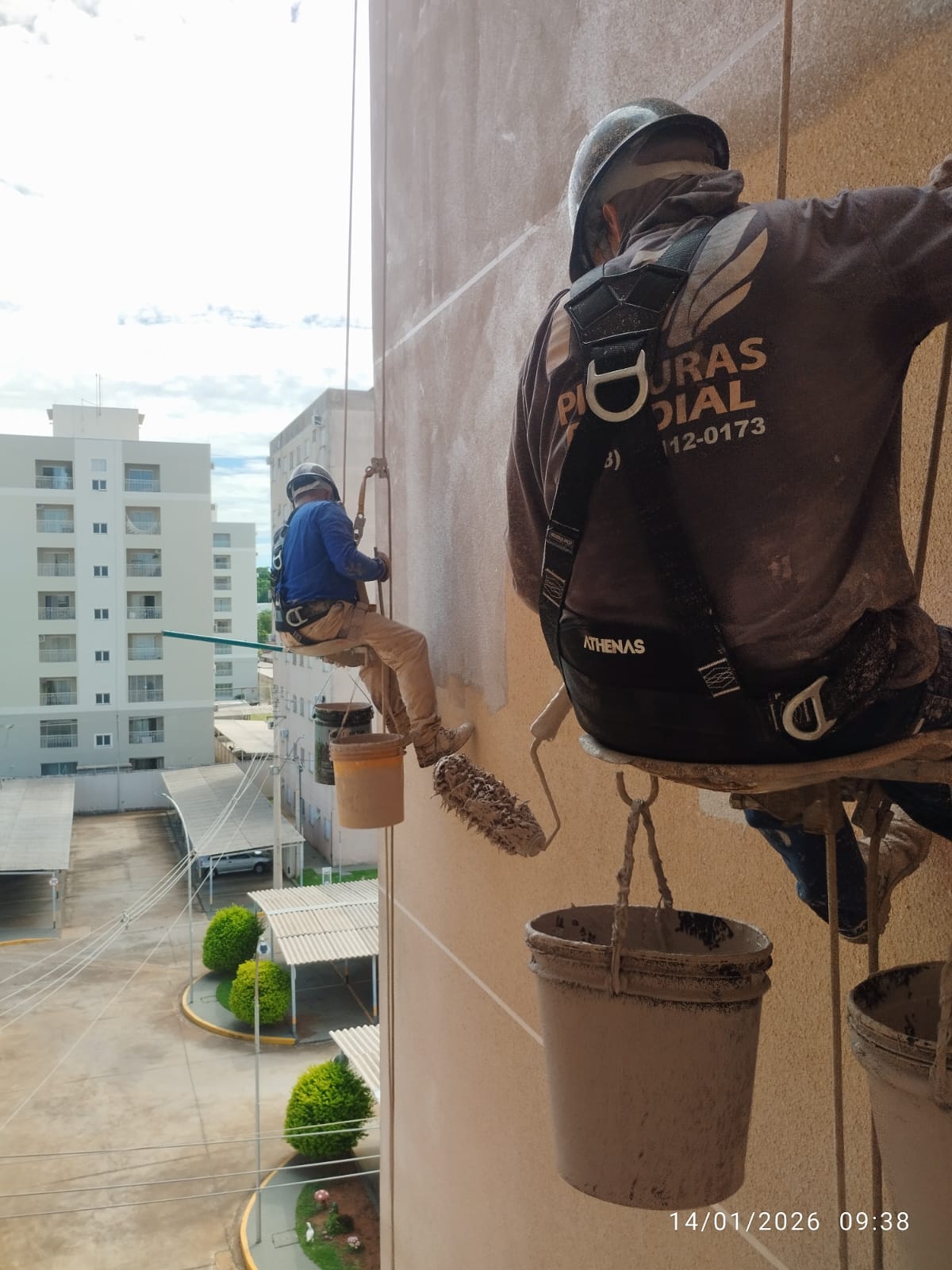 Equipe M7 Pinturas trabalhando em altura com equipamento de segurança