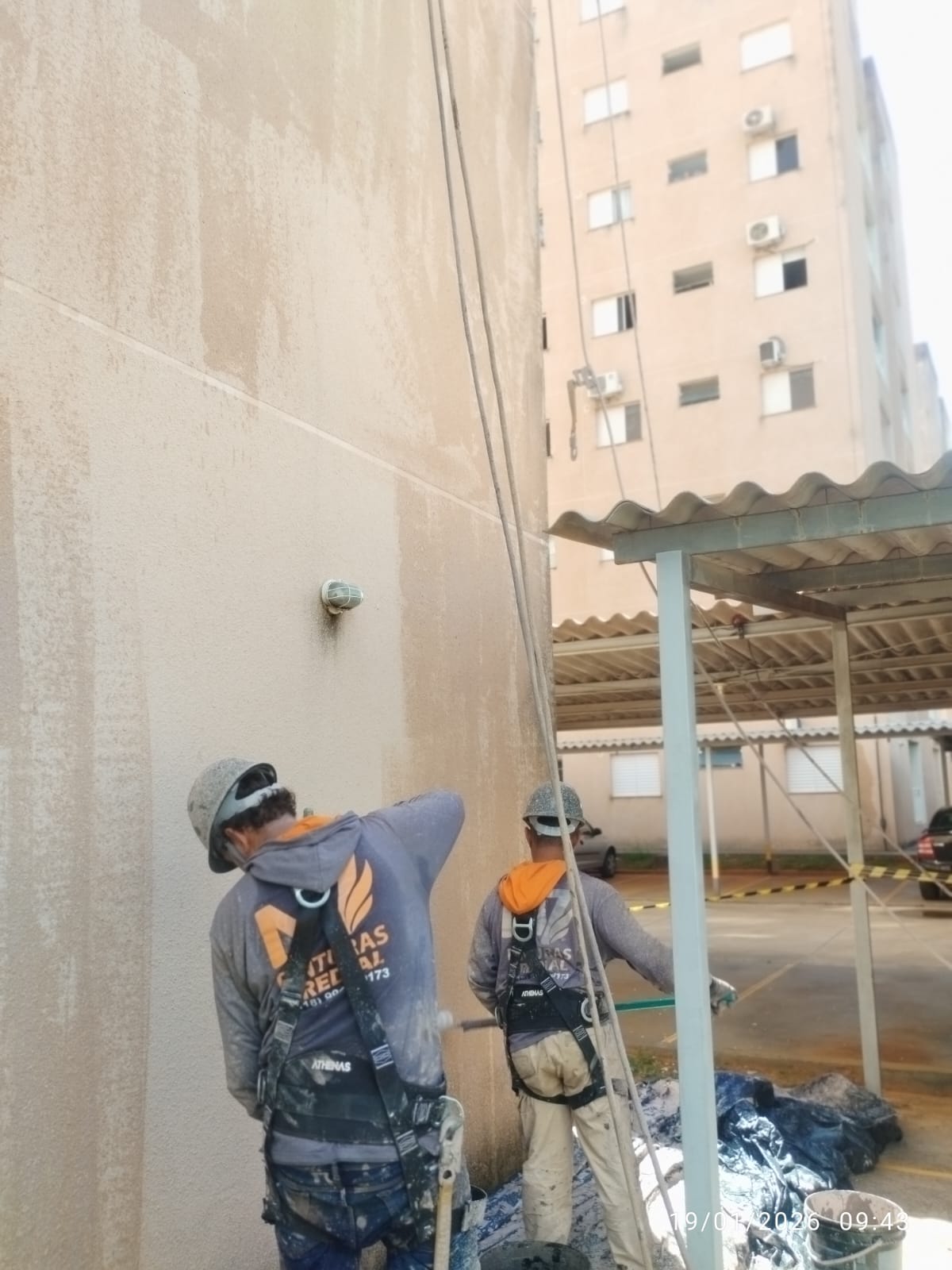 Equipe M7 Pinturas trabalhando em fachada